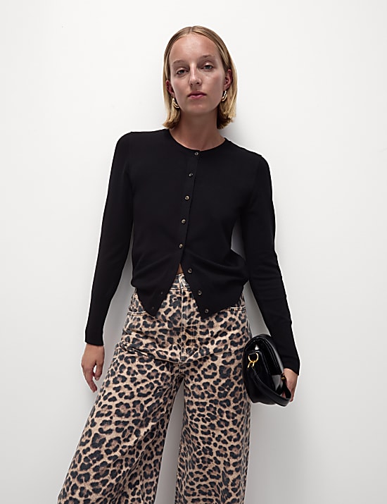 Ζακέτα με κλειστή στρογγυλή λαιμόκοψη και κουμπιά μπροστά