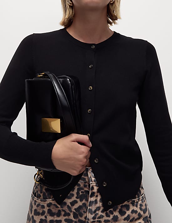 Ζακέτα με κλειστή στρογγυλή λαιμόκοψη και κουμπιά μπροστά