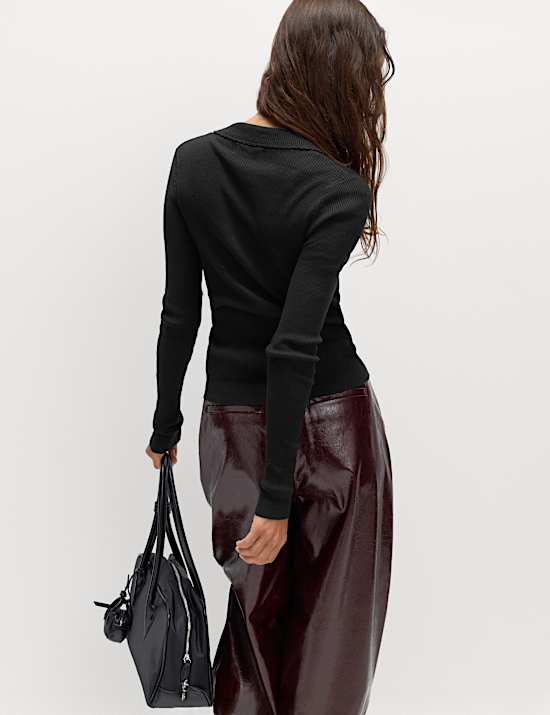 Top en maille côtelée à encolure et fermeture boutonnée