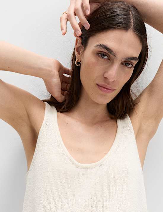 גופיית סריג מתערובת כותנה בטקסטורה עם צווארון עגול ורחב