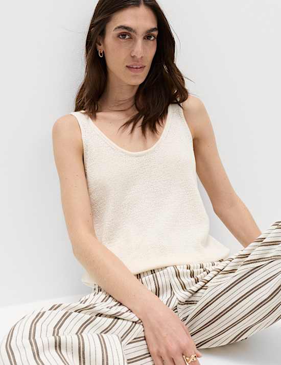 גופיית סריג מתערובת כותנה בטקסטורה עם צווארון עגול ורחב