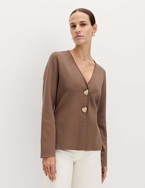 Veste coupe cintr&eacute;e en maille &agrave; col en V et fermeture avant boutonn&eacute;e