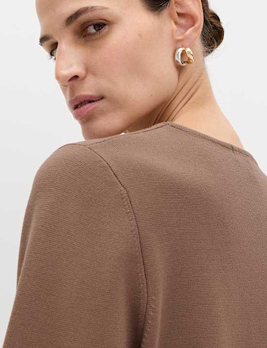 Veste coupe cintr&eacute;e en maille &agrave; col en V et fermeture avant boutonn&eacute;e