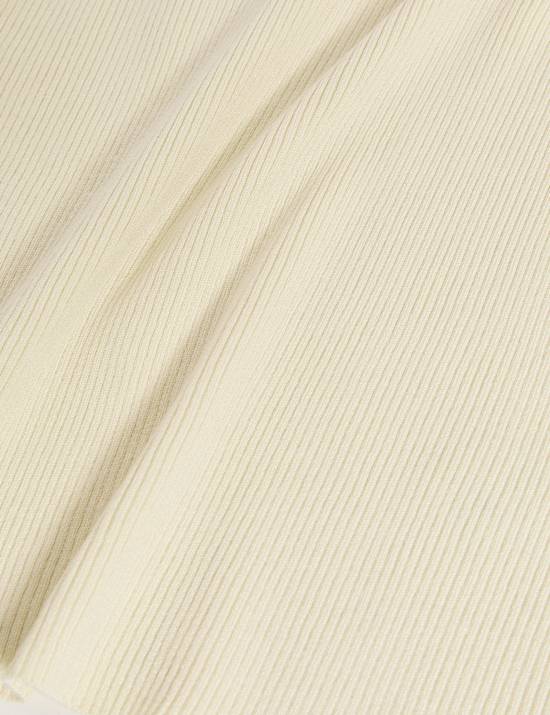 Gerippte Strickweste mit enganliegender Passform und V-Ausschnitt