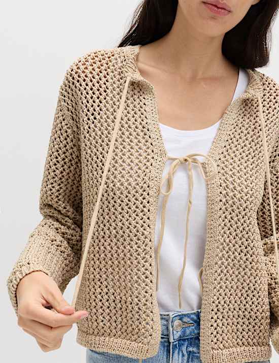 Kort vest met slanke pasvorm, striksluiting aan de voorkant en structuur