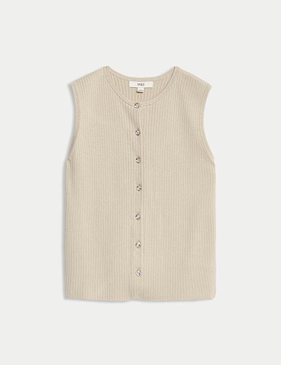 Texturovan&aacute; vesta na knofl&iacute;ky s v&yacute;střihem ke krku