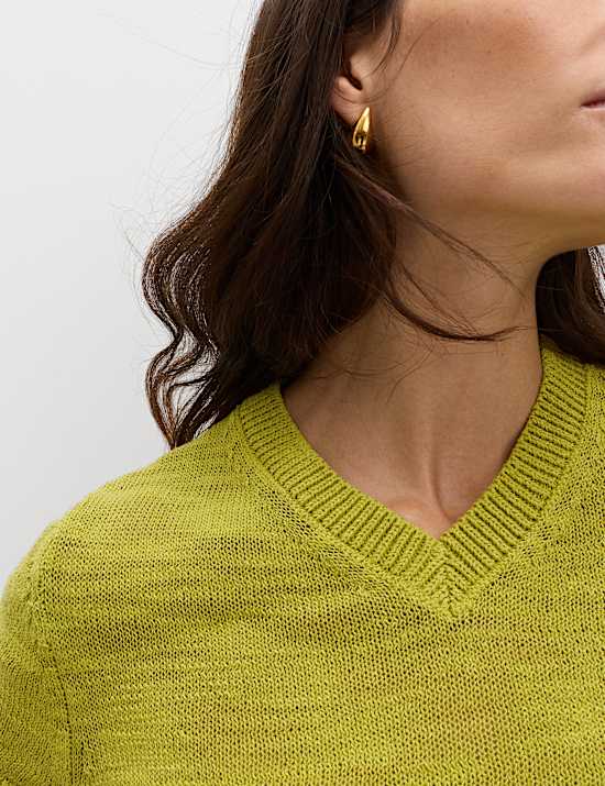 סריג מבד עשיר בכותנה בגזרה צרה עם צווארון וי