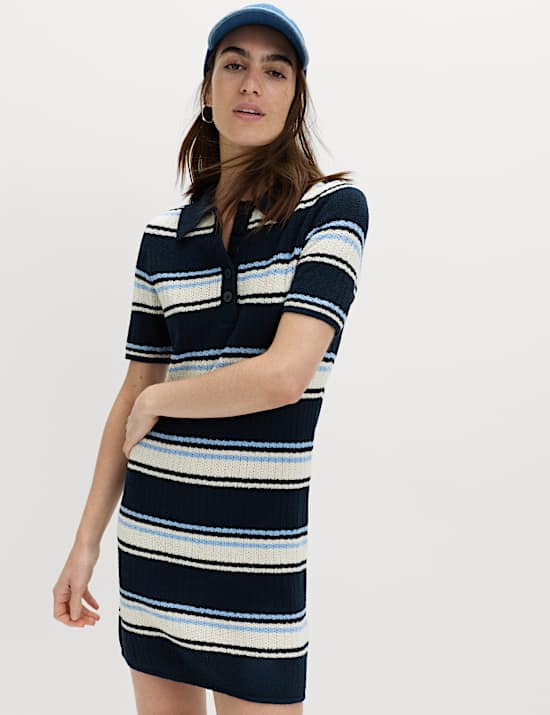 Dzianinowa sukienka mini w paski z przewagą bawełny