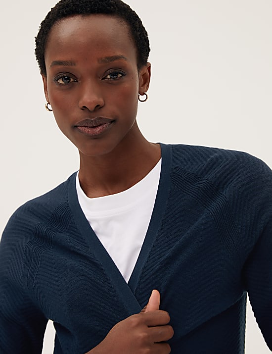 קרדיגן בגזרה נוחה מבד עשיר בכותנה עם טקסטורה