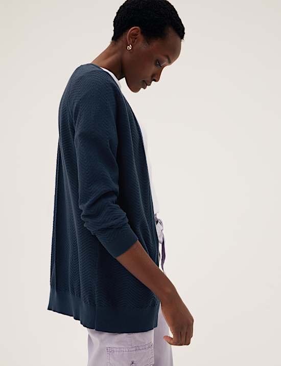 קרדיגן בגזרה נוחה מבד עשיר בכותנה עם טקסטורה