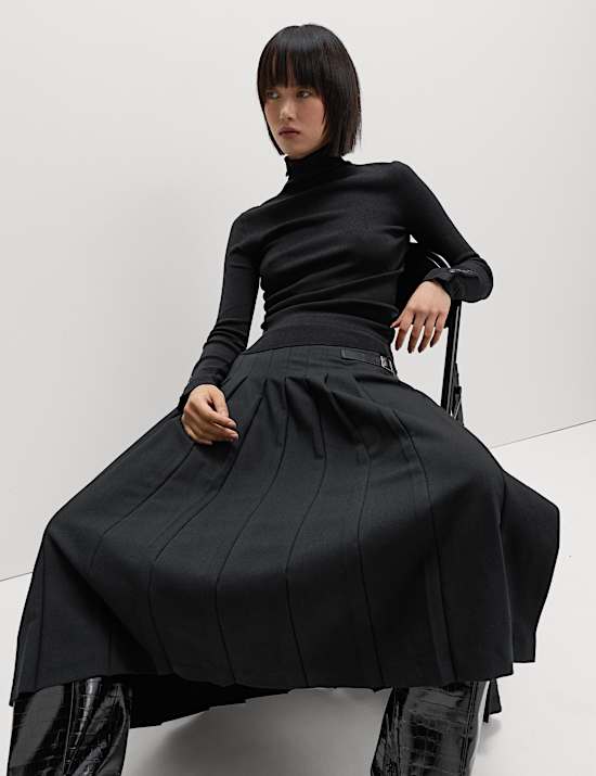 Gerippter Rollkragenpullover mit Rundhalsausschnitt und Knopfdetail