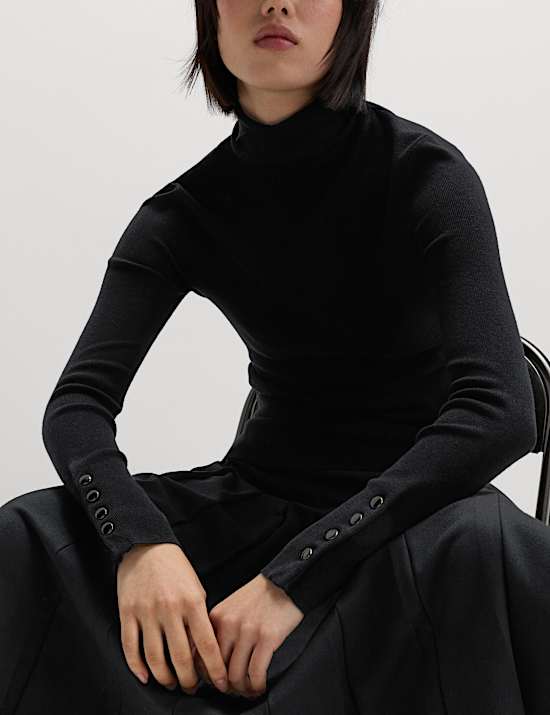 Gerippter Rollkragenpullover mit Rundhalsausschnitt und Knopfdetail