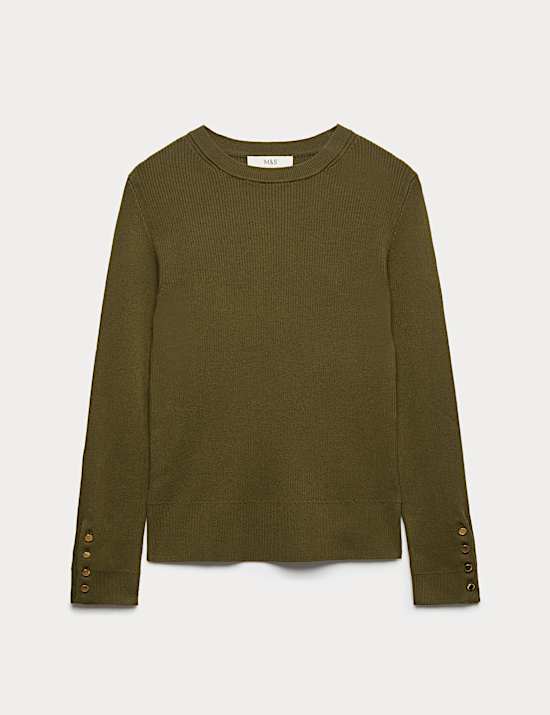 Žebrovan&yacute; svetr s v&yacute;střihem ke krku a ozdobn&yacute;mi knofl&iacute;ky