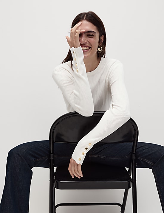 Pull c&ocirc;tel&eacute; &agrave; col rond et d&eacute;tail boutons