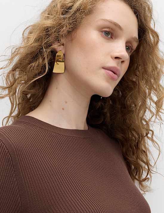 סריג באריגת ריב עם צווארון עגול וכפתורים