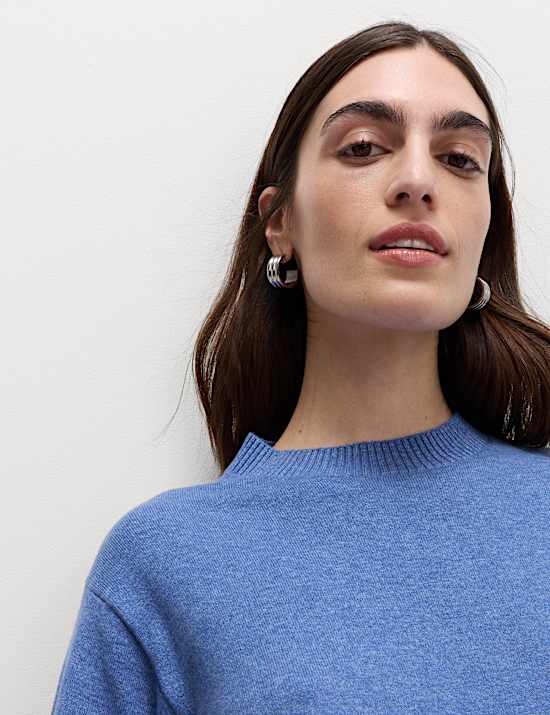 Trui met rode hals van geblazen garen