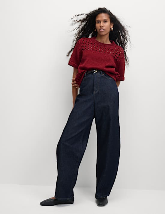 Pleten&yacute; top s v&yacute;střihem ke krku a otevřen&yacute;m stehem