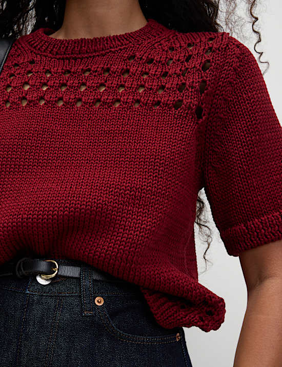 Pleten&yacute; top s v&yacute;střihem ke krku a otevřen&yacute;m stehem