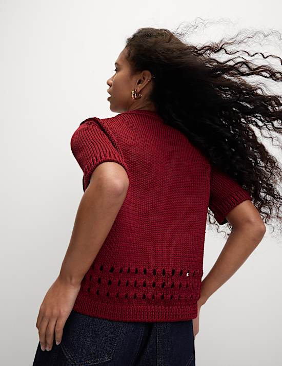 Pleten&yacute; top s v&yacute;střihem ke krku a otevřen&yacute;m stehem