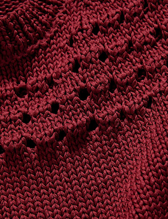 Pleten&yacute; top s v&yacute;střihem ke krku a otevřen&yacute;m stehem