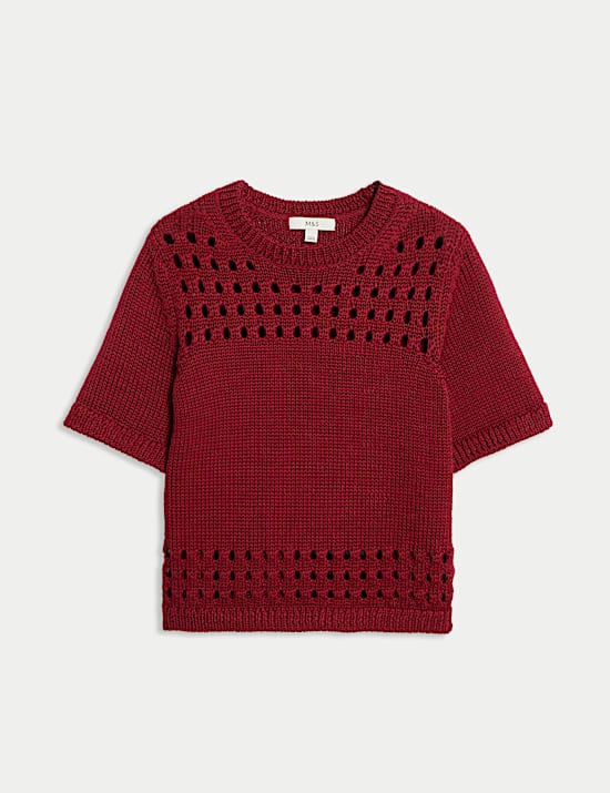 Pleten&yacute; top s v&yacute;střihem ke krku a otevřen&yacute;m stehem