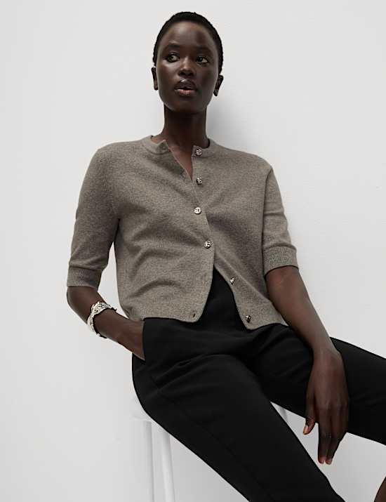 Cárdigan corto de manga corta de hilo aireado con botonadura delantera