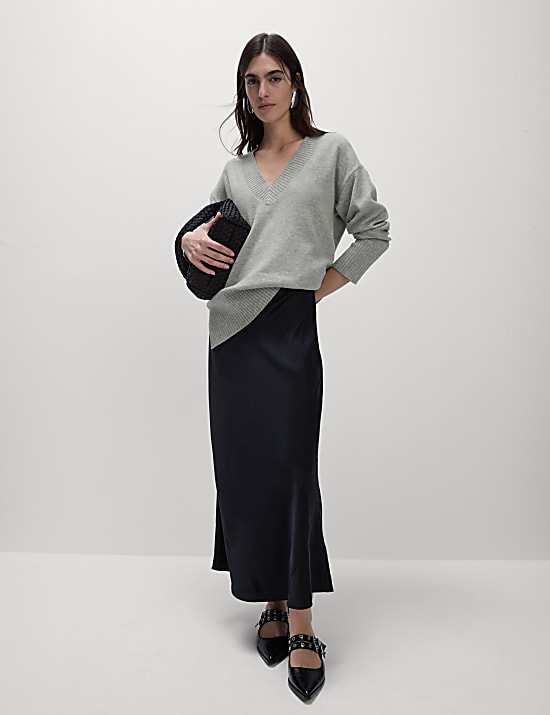 Pull coupe d&eacute;contract&eacute;e en maille l&eacute;g&egrave;re &agrave; col en V
