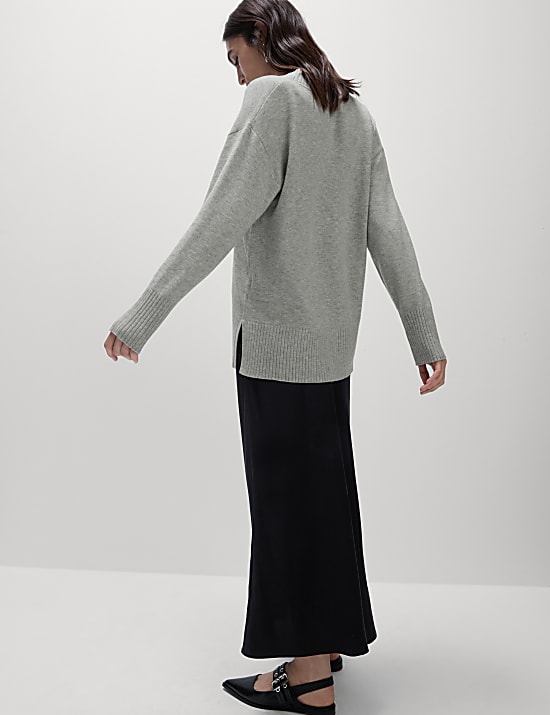 Pull coupe d&eacute;contract&eacute;e en maille l&eacute;g&egrave;re &agrave; col en V