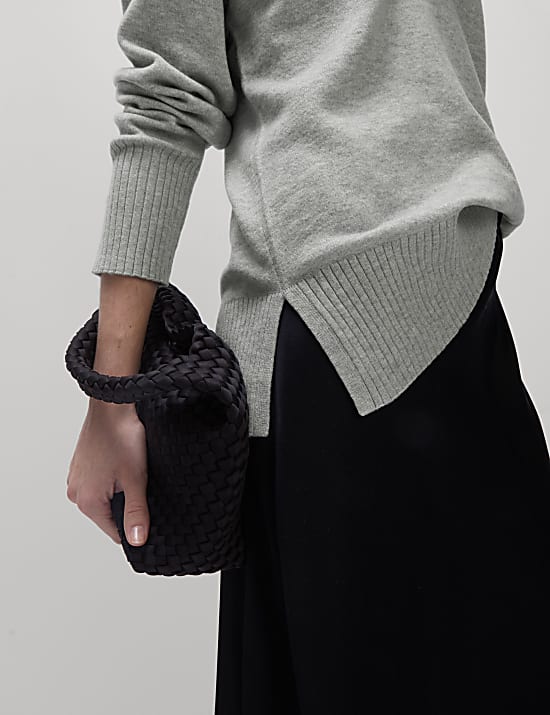 Pull coupe d&eacute;contract&eacute;e en maille l&eacute;g&egrave;re &agrave; col en V