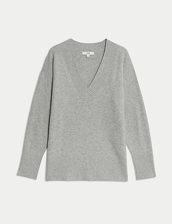 Pull coupe d&eacute;contract&eacute;e en maille l&eacute;g&egrave;re &agrave; col en V