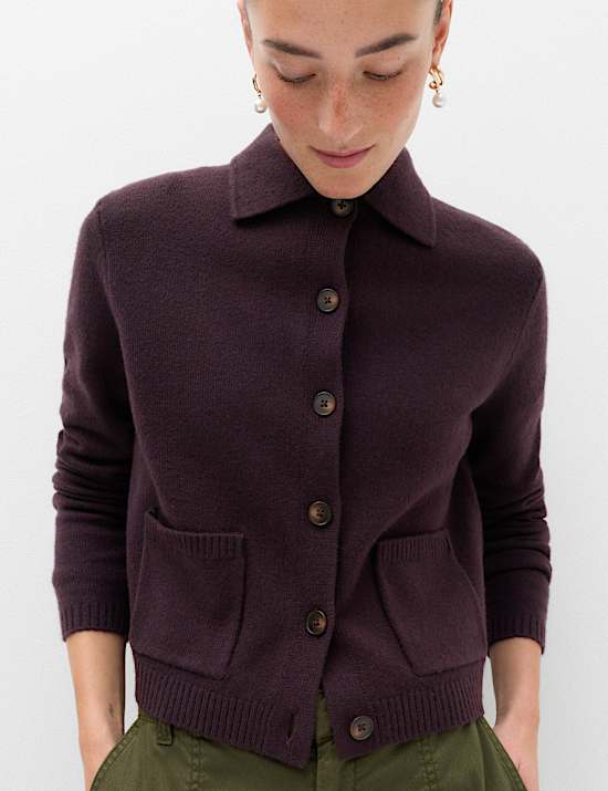 Bequeme kurze Strickjacke aus Luftgarngewebe mit Kragen
