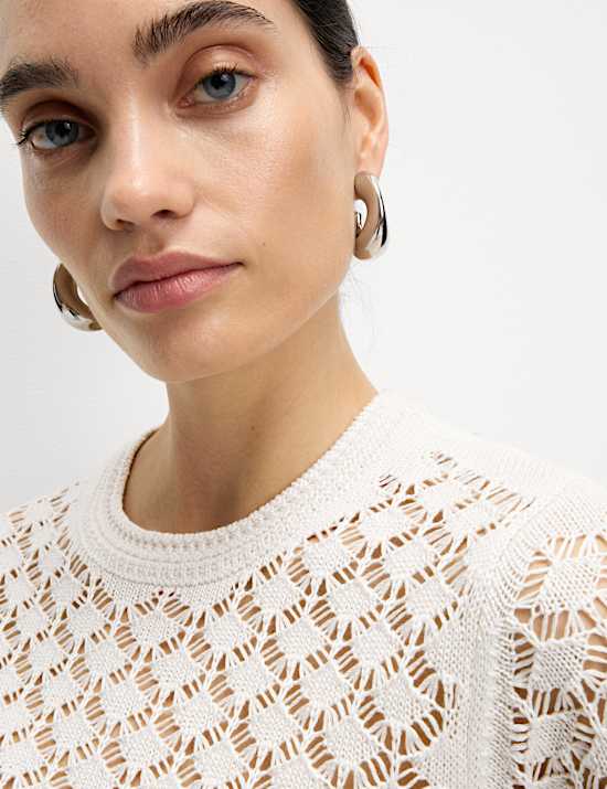 Pletený top s drobným dírkovaným vzorem do špičky a výstřihem ke krku