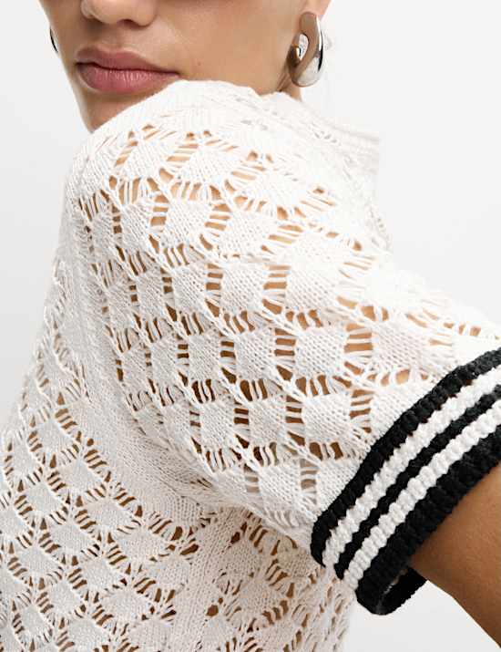 Pletený top s drobným dírkovaným vzorem do špičky a výstřihem ke krku