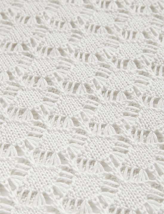 Pletený top s drobným dírkovaným vzorem do špičky a výstřihem ke krku