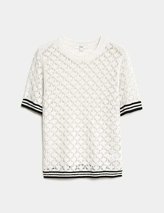 Pletený top s drobným dírkovaným vzorem do špičky a výstřihem ke krku