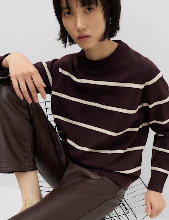 Pull en maille l&eacute;g&egrave;re &agrave; rayures et col rond