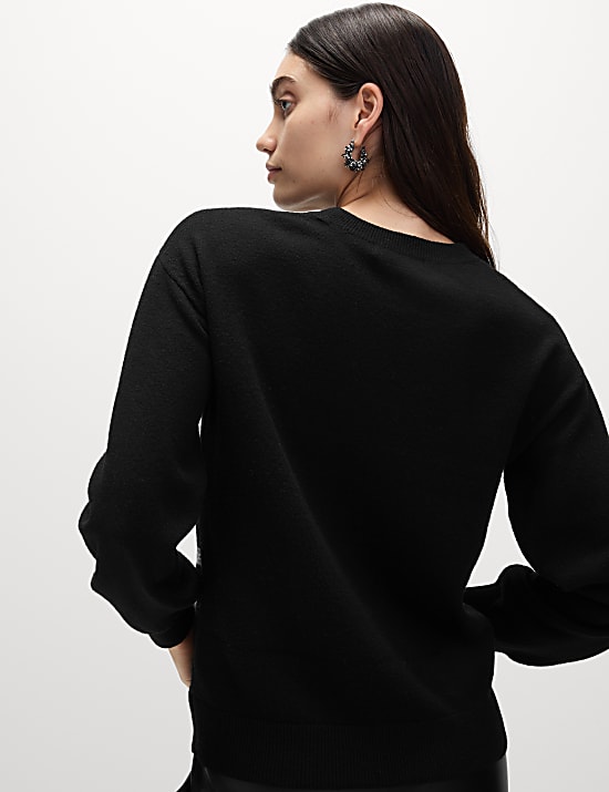 Ριγέ πουλόβερ με κλειστή στρογγυλή λαιμόκοψη και παγιέτες