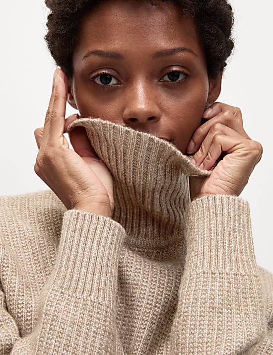 Texturovaný svetr z měkoučké příze s rolákovým límcem