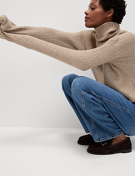 Texturovaný svetr z měkoučké příze s rolákovým límcem