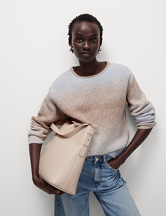 Voln&yacute; svetr ve stylu ombr&eacute;, s v&yacute;střihem ke krku