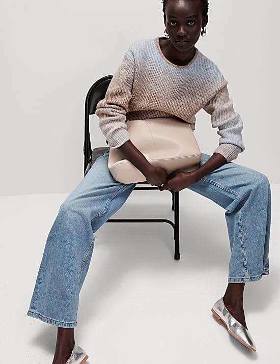 Voln&yacute; svetr ve stylu ombr&eacute;, s v&yacute;střihem ke krku