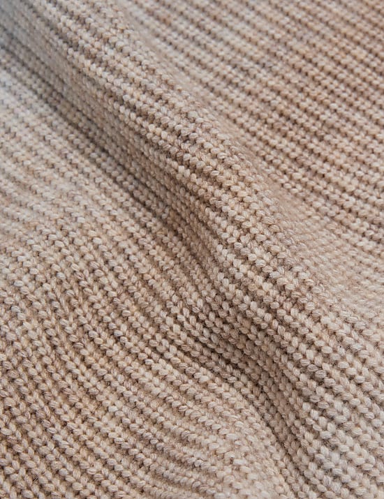 Voln&yacute; svetr ve stylu ombr&eacute;, s v&yacute;střihem ke krku