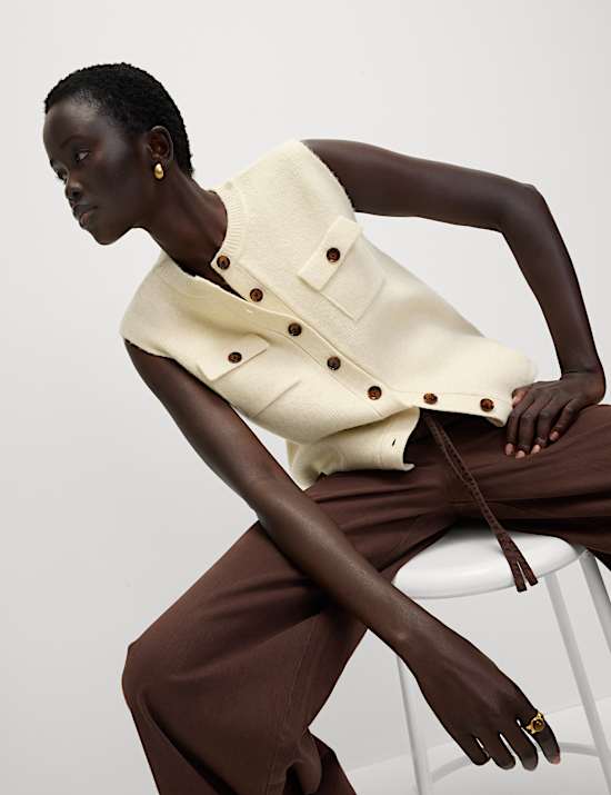 Cloud-Yarn Pocket Crew Neck Knitted Waistcoat