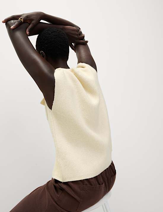 Cloud-Yarn Pocket Crew Neck Knitted Waistcoat