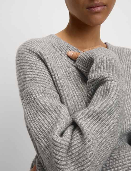 Cloud-Yarn Ribbed V-Neck Jumper
