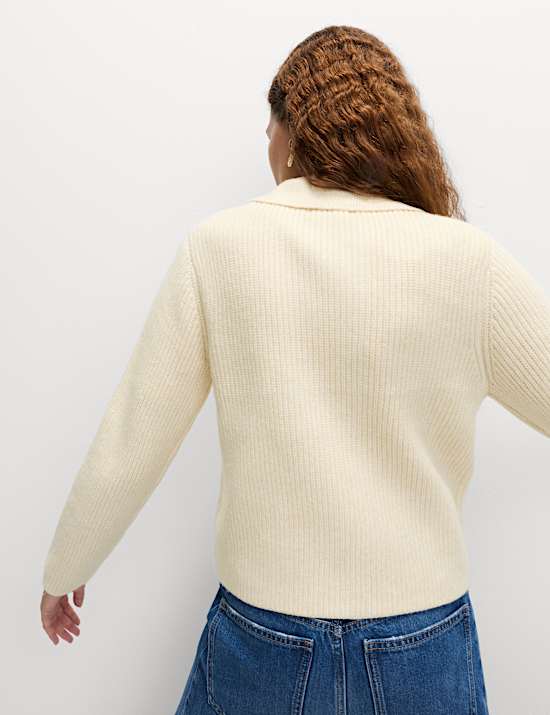 Strickjacke aus Wolkengarn mit Taschendetail