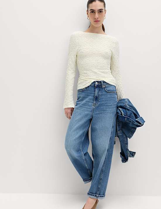 חולצה מבד עשיר בכותנה בטקסטורה עם קשירה בחפתים