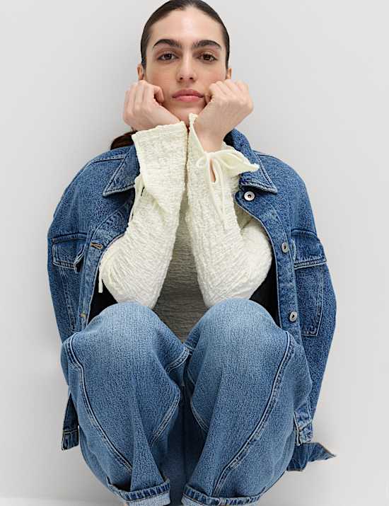 חולצה מבד עשיר בכותנה בטקסטורה עם קשירה בחפתים