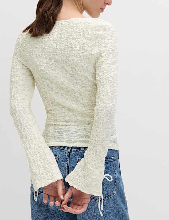 חולצה מבד עשיר בכותנה בטקסטורה עם קשירה בחפתים