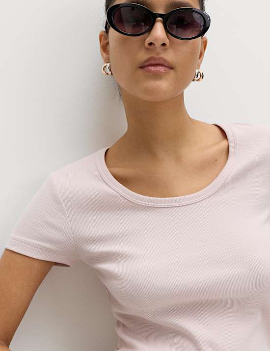 Koszulka slim fit z przewagą bawełny z zaokrąglonym dekoltem